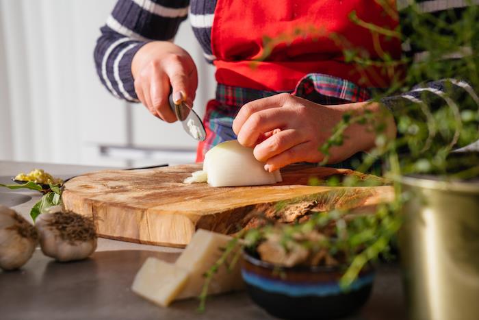 arpacık soğanı bıçakla dilimler halinde kesin, basit bir akşam yemeği olarak yapılması kolay mantarlı risotto tarifi