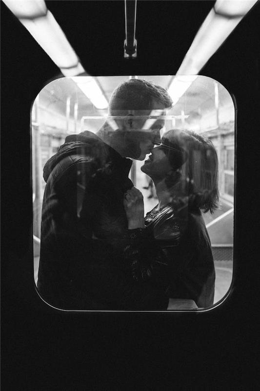 Ljubezen fotografiranje črno -belih ozadij, črno -belih fotografij par v podzemni železnici