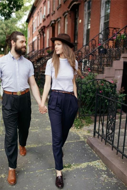 İyi giyimli çift, tişört ve havuç pantolon fikri, erkekler ve kadınlar için basit kıyafet, sonbaharda Brooklyn'de yürümek