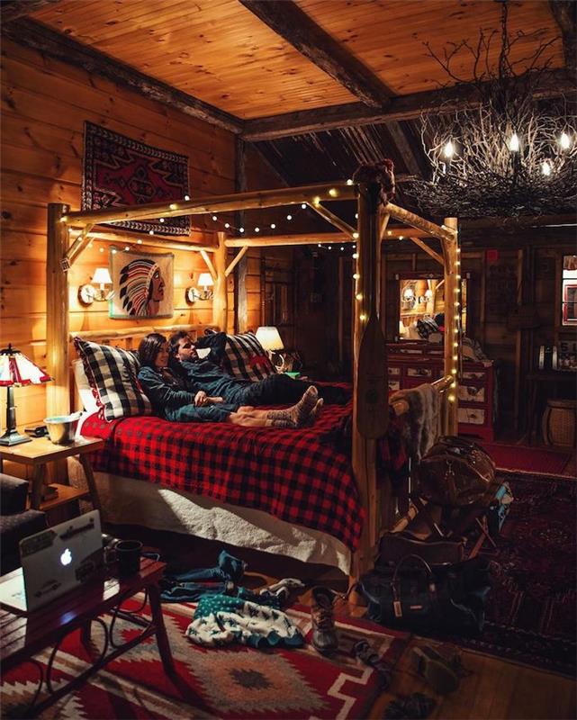 Dekoracija spalnice v paru, rustikalna dekoracija v elegantni brunarici, postelja z lahkim vencem okoli, božična dekoracija brunarice