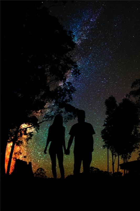 yıldızlı bir gökyüzü altında aşık genç çift ile güzel duvar kağıdı, aşk fikri ve telefon için yıldız duvar kağıdı