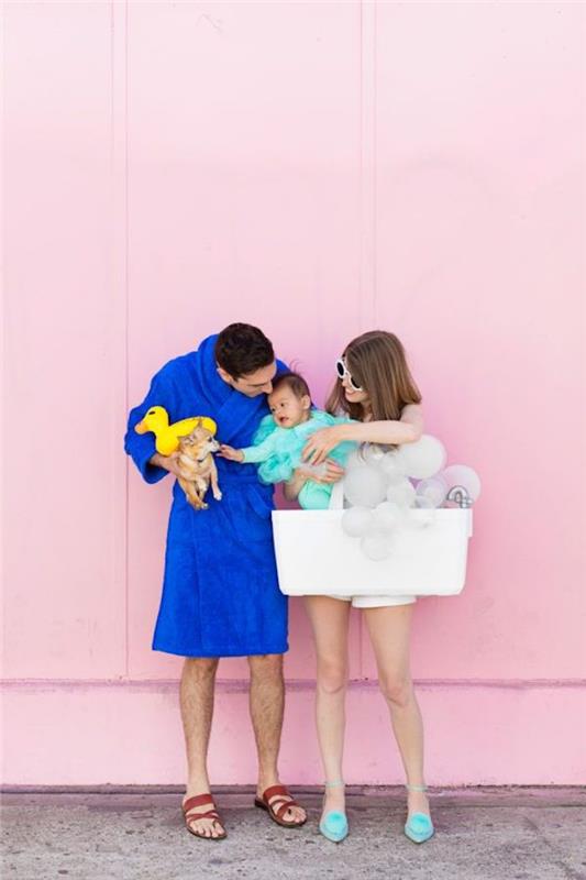 Rožinės sienos nuotrauka, pora su kūdikiu ir šunimi, maudynės, naminis Helovino užmaskavimas, Helovino kostiumo idėja