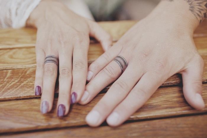 moške tetovaže s prsti, vijolični lak za nohte, njegovi in ​​njeni prstani, tetovaže z prstani za pare, roke drug poleg drugega