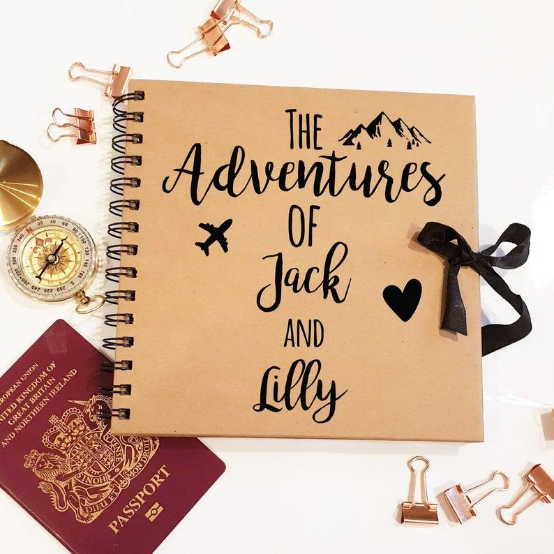 „Jack and Lilly“ nuotykių albumas „Scrapbooking“ nuotraukų albumas, pora dovanų kelionių idėja, dovanų dėžutė porai, gražiai supakuota poros dovanų dėžutė