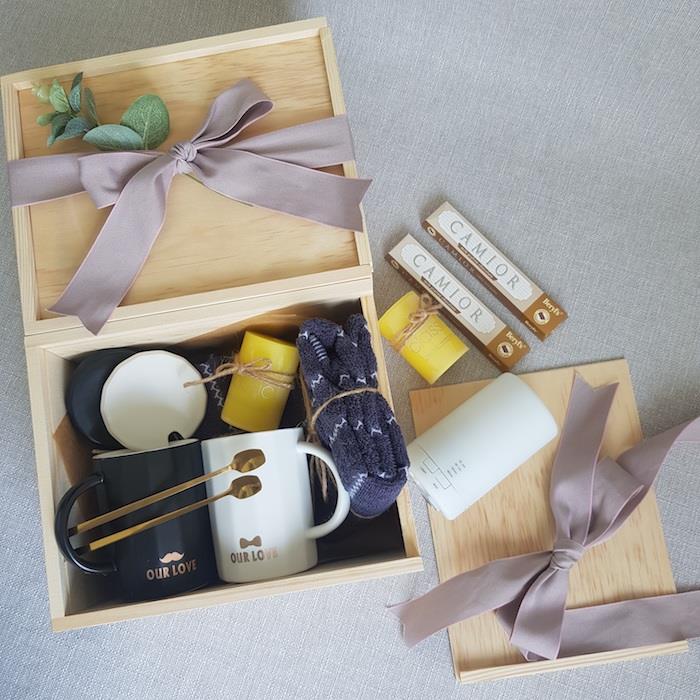 Individuali vestuvių dovana, originali idėja vestuvių svečiams, ką pasiūlyti, kojinių dėžutė, dvi žvakės, puodeliai su pavadinimais, medus stikliniame indelyje medinėje dėžutėje