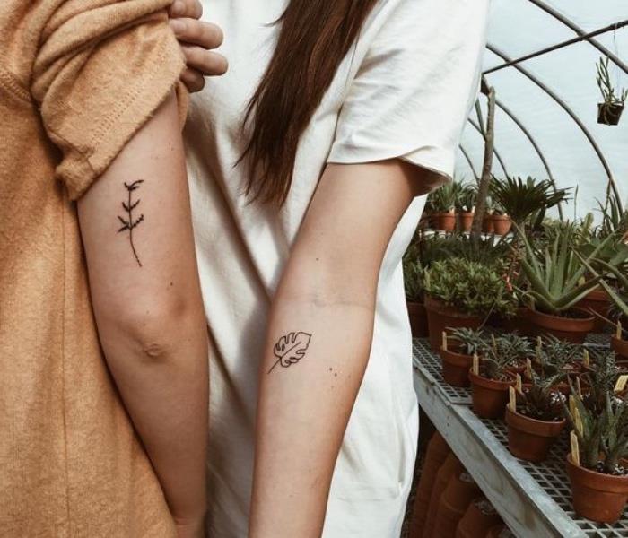 poros, atitinkančios tatuiruotes, gamtos įkvėptos, mažos tatuiruotės, daug vazoninių augalų fone
