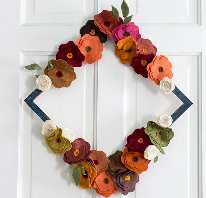naredite jesenski venec iz cvetja iz jeseni v jesenskih barvah, prilepljenih na leseni okvir, da ustvarite okras vrat