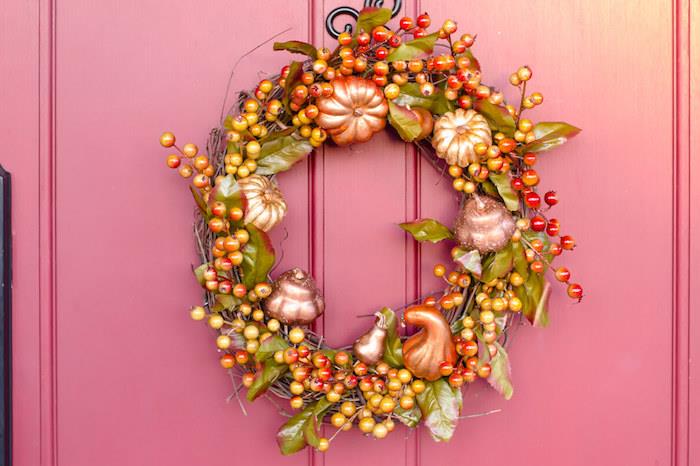 izvirna jesenska dekoracija, jesenski venec z vejami ter majhnimi bučami in božičnikom