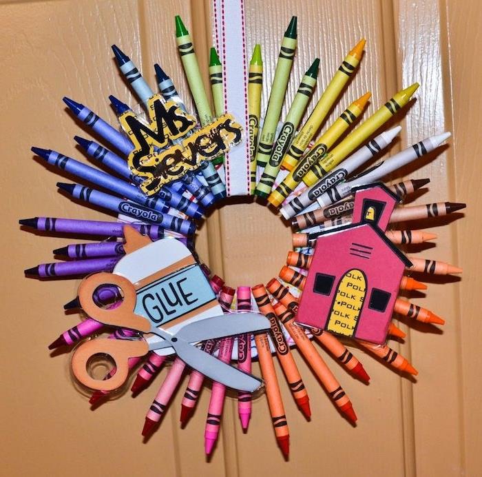 Kağıt süslemeli renkli kalem çelengi okula dönüş fikri okul temasında çocuklar için manuel aktivite
