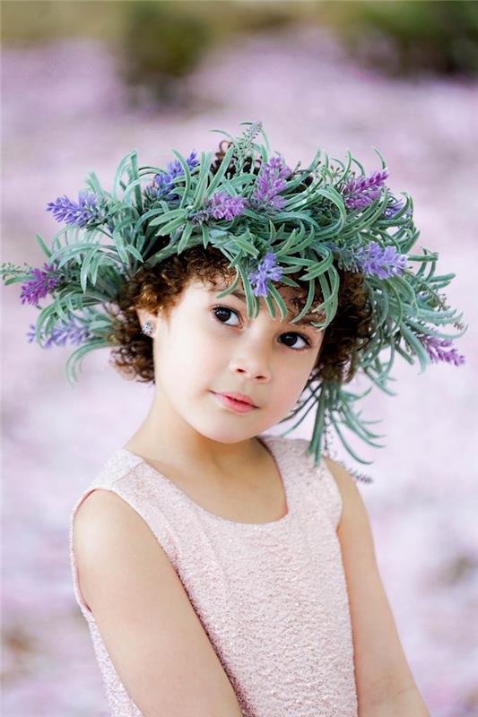 Gėlių karūna, garbanoti plaukai maža mergaitė, trumpų plaukų šukuosenų pamoka, mažos mergaitės šukuosenos nuotrauka