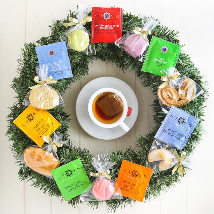 Çay poşetleri ve kurabiye paketleri ile yapay ağaçta Noel çelengi, örnek Noel hediyesi yapmak