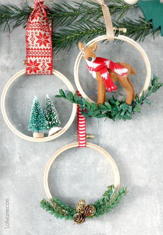 Kalėdinis vainikas siuvinėjimo būgne su eglių šakų ir lauro puošmena, stirniukų ir eglių figūrėlėmis, pasidaryk pats Kalėdų deko