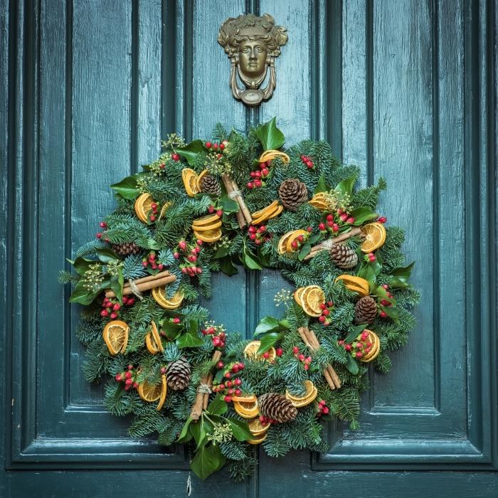 Noel için çam kozalakları ile ne yapılır, ön kapı için kendin yap Noel çelengi, kurutulmuş meyveler ve çam kozalakları ile Noel dekoratif nesnesi