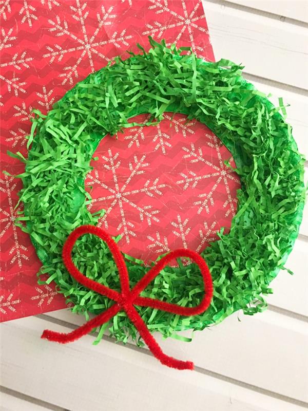 Kalėdinė dekoracija, pagaminta iš perdirbto popieriaus, kalėdinis vainikas, kurį pasigaminsite iš supjaustytos kartoninės lėkštės, padengtos suplėšytu žaliu popieriumi