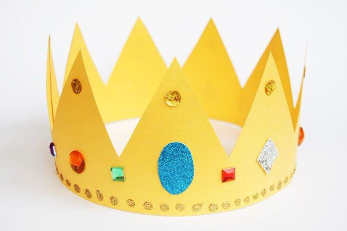 dekorasyon için parlak ve yapay elmaslarla sarı kağıttan bir kağıt taç yapın, 4 yaşındakiler için kolay ve hızlı aktivite