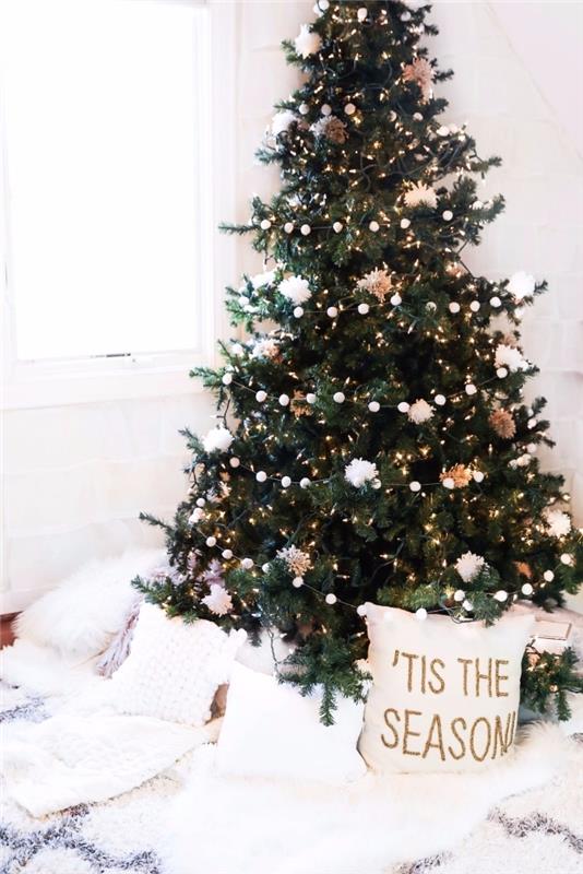 zemini ekoseler ve yumuşak minderler ve minimalist bir Noel ağacı ile kaplı bir kızın odasında koza iç Noel dekorasyon fikri