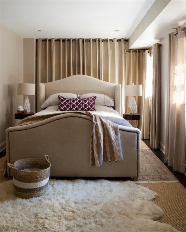 Büyük bej yatak ile koza tarzında odayı sınırlı alana yerleştirmek için beyaz ve kahverengi ile bej renk kombinasyonu