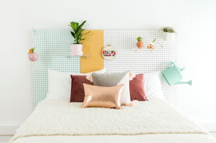 ev yapımı başlık modeli, beyaz yatak odası dekorasyonu, depolama kancalı diy başlık