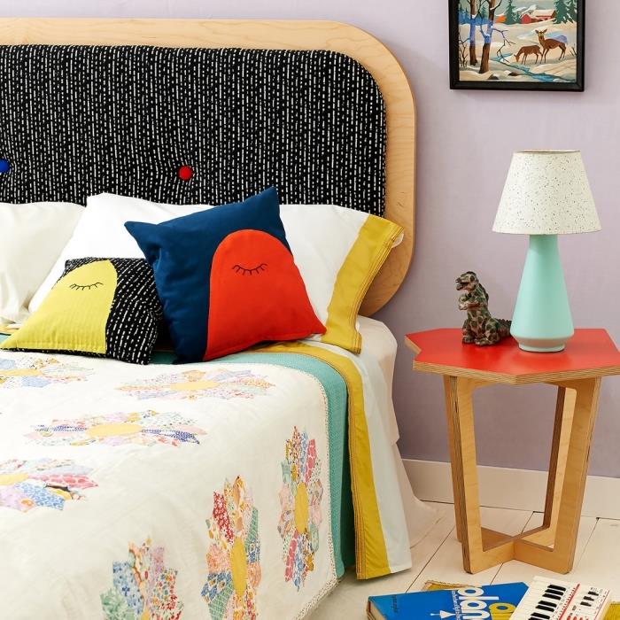 bir genç yatak odası nasıl dekore edilir, kontrplak ahşapta başlık fikri ve siyah beyaz kumaşta düğmeli