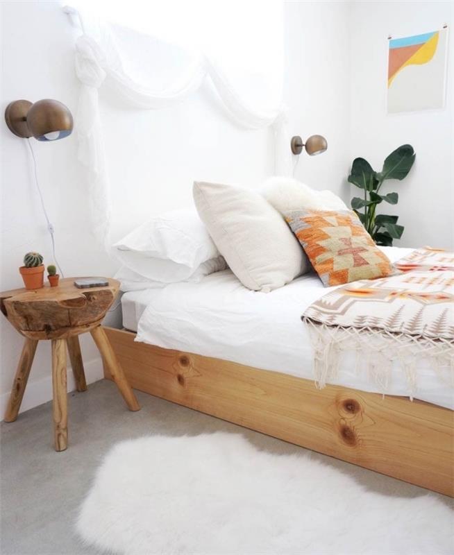 prašmatnus bohemiško stiliaus paauglių miegamojo dekoras su šviesaus medžio lovos rėmu ir medžio masyvo naktiniu stalu, lovos dekoru su pagalvėmis ir geometriniu raštu