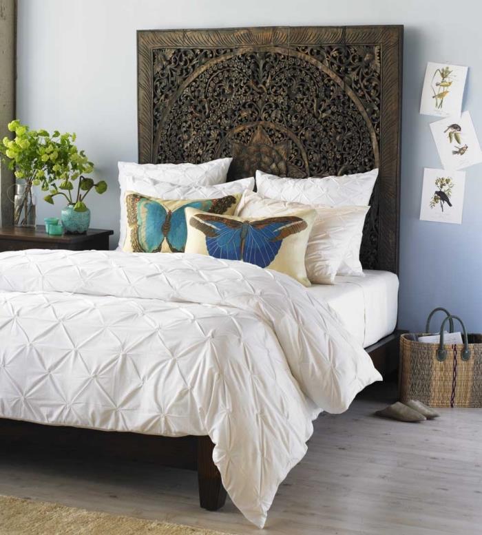 dekor ženske spalnice, model postelje z vzglavnikom iz masivnega lesa, pastelno modra barva spalnice
