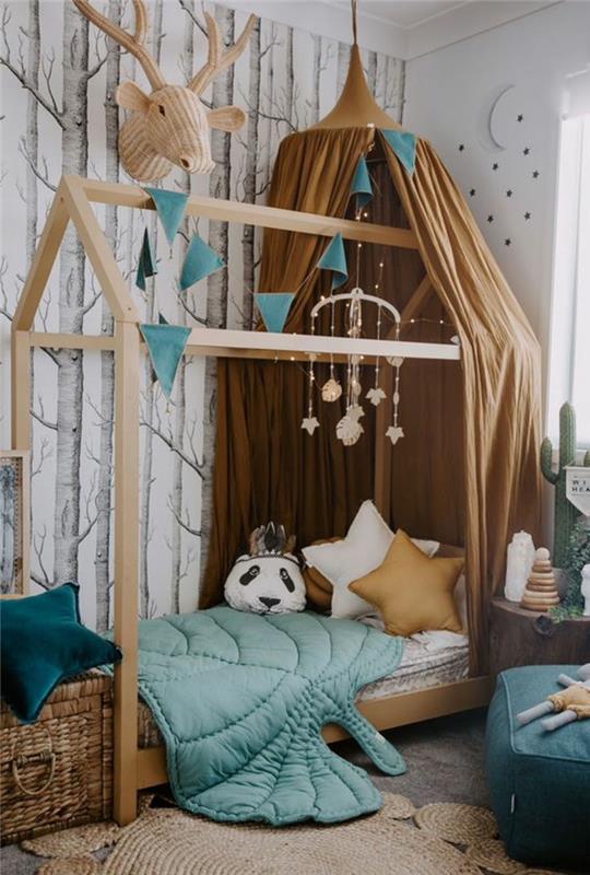 ev şeklinde çocuk kabini yatağı, kale kulesini andıran açık kahverengi kumaş eleman, açık kahverengi yuvarlak dokuma halı