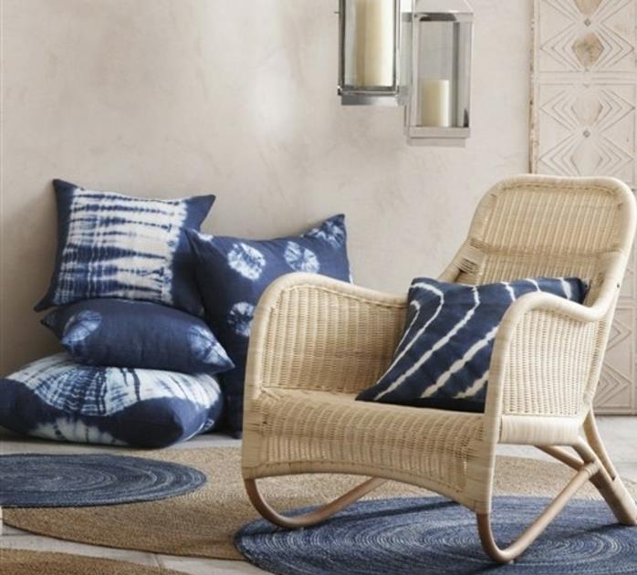 blazine-in-preproge-okrogle-indigo-barve-ideje-kako-okrasiti-dnevno sobo-rattan-stol-vintage-design-suspenzije