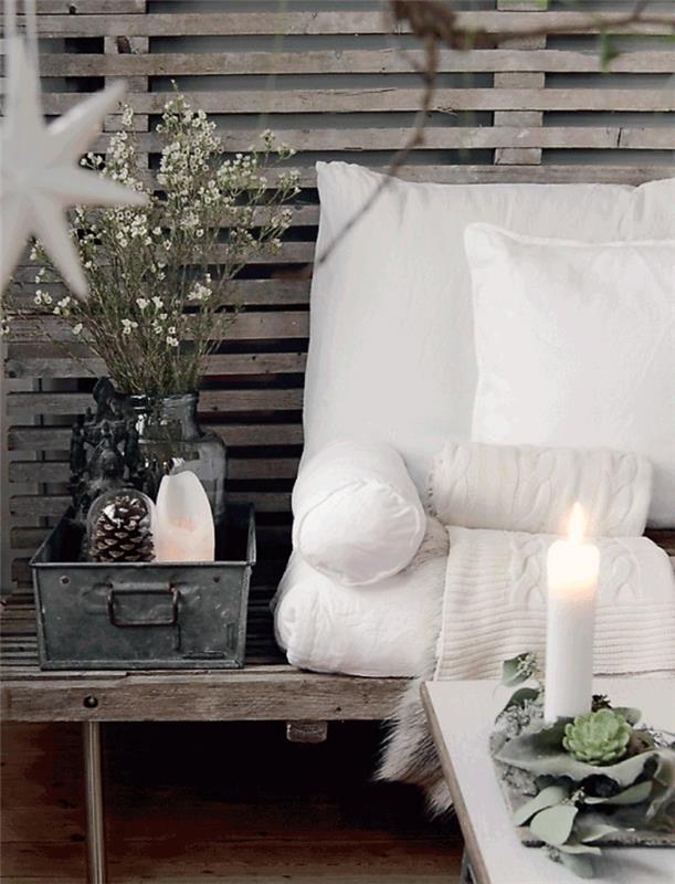 beyaz yastıklar beyaz mum örtüsü beyaz ahşap masa buket kuru çiçekler yapmak için Noel süsleri