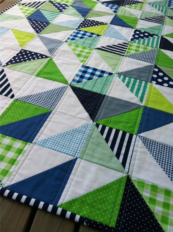 kratinys-antklodė-su trikampiais-įvairiaspalvėje tekstilėje