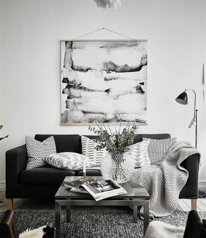 Rahat bir atmosfer için beyaz ve siyah dekoratif objelerle minimalist ruh, gri mobilya ve aksesuarlarla beyaz duvarlı oturma odası dekorasyonu
