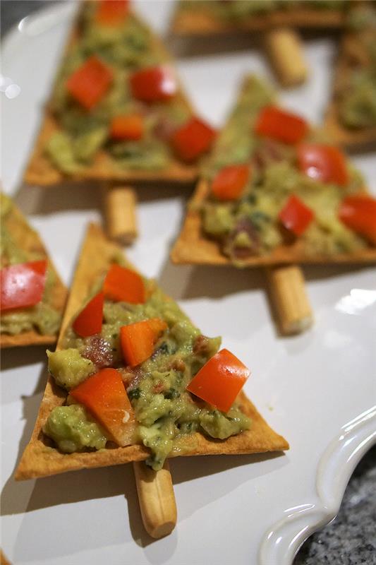 Aperitivo vegetariano ir unideide natalizia con dei crackers and guacamole with pezzettini di peperone