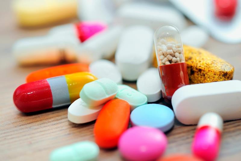 zdravila proti krčem v prstih v tabletah v različnih barvah