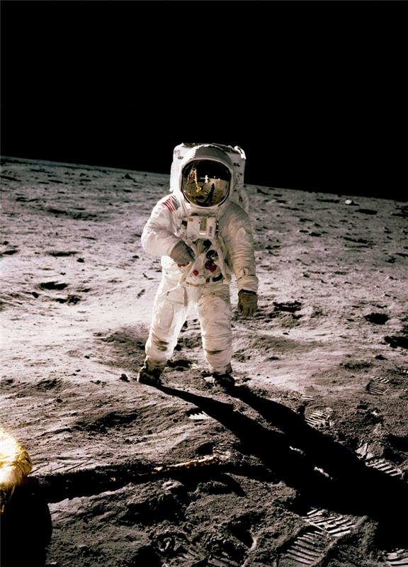 originalus ekrano užsklanda, skirta tinkinti užrakinimo ekraną su nuotrauka astronomijos tema