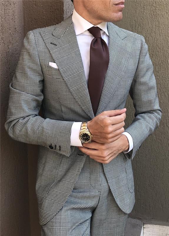 rudos spalvos kaklaraištis balti marškiniai, kaip derinti jo drabužių spalvas pilkos spalvos kostiumo vyras su čekių raštais