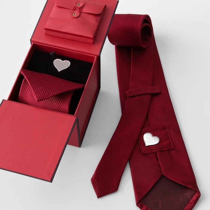 predloga luksuzne kravate v rdeči barvi z majhnim vgraviranim srčkom, ideja za darilo za valentinovo za moške, luksuzna škatla za kravato v rdeči barvi
