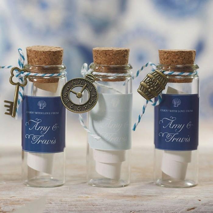 Majhno poročno darilo, ki ga naredite sami, miniaturna steklenica s plutovinim zamaškom, okrašena s ključem ali sporočilom za uro, da se zahvalite svojim gostom v steklenici