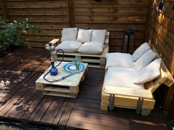 açık ahşap terasta palet masa ve kolçaklı palet kanepeler ile ahşap palet içinde bahçe mobilyaları nasıl yapılır