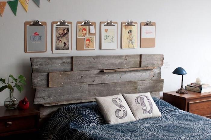 kako narediti leseno vzglavje, surove lesene deske, modro posteljnino, risbe na beli steni