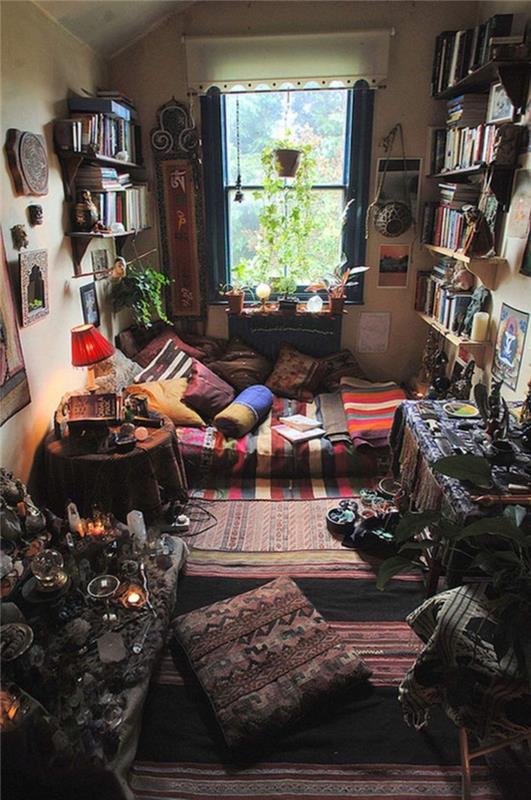 Vintage najstniška soba, dekoracija spalnice v maroškem slogu brez veliko pohištva, vendar z veliko predmeti in blazinami za počitek