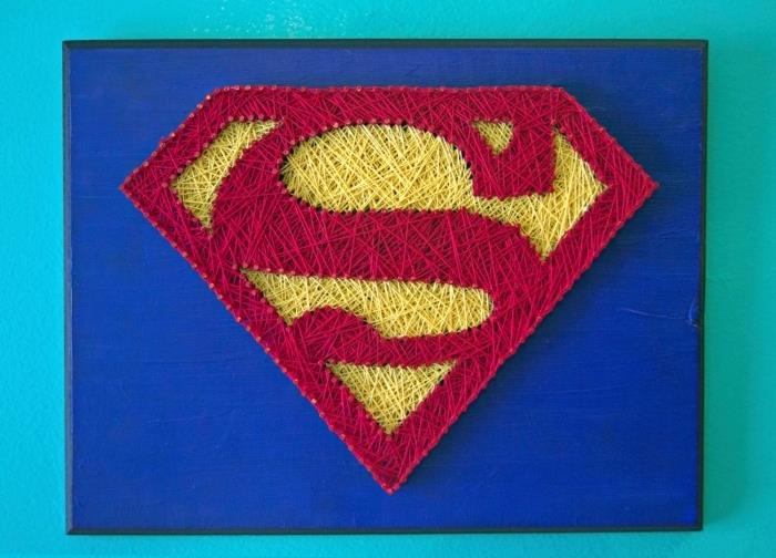 kaip papuošti vaiko kambarį „pasidaryk pats“ daiktu, tamsios mėlynos spalvos Supermeno tema nupieštos medinės lentos maketu