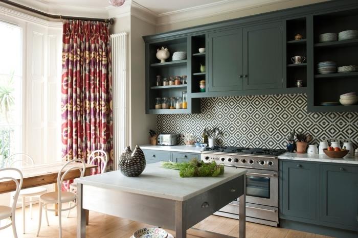 cementne ploščice, temno zeleno barvano leseno kuhinjsko pohištvo, kuhinja z belim stropom in laminatnimi lesenimi tlemi