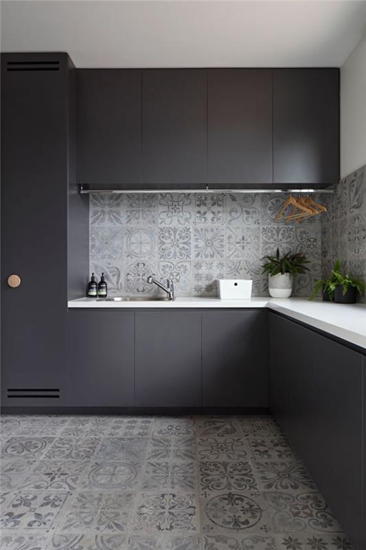 ideje za dekoracijo kuhinje, postavitev vogalne kuhinje v beli in ogljeno sivi, beli in svetlo sivi cementni ploščici