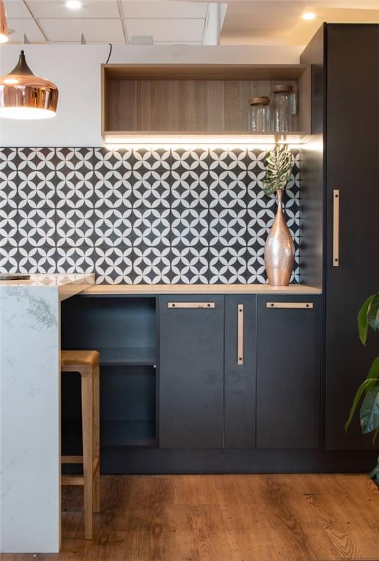 mat siyah mobilyalı modern ahşap mutfak örneği, pembe altın kaplama vurgulu küçük mutfak dekorasyonu