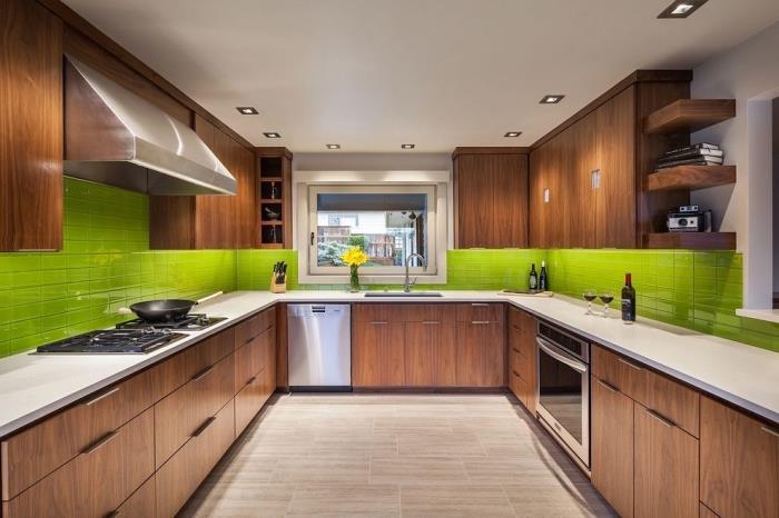 sodobno notranjo opremo v kuhinji z belimi stenami, opremljeno s pohištvom iz temnega lesa in janeževo zeleno barvo