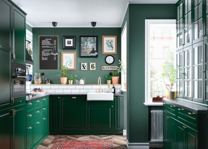 sodobno oblikovanje kuhinje z smaragdno zeleno pobarvanimi stenami z belimi ploščicami in temno zelenim pohištvom