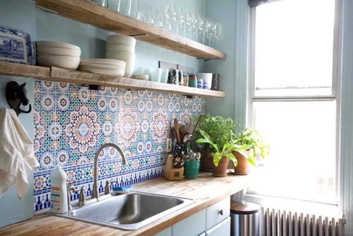 kuhinja s cementnimi ploščicami, majhna kuhinjska dekoracija s pastelno turkiznimi stenami in večbarvno škropljenje