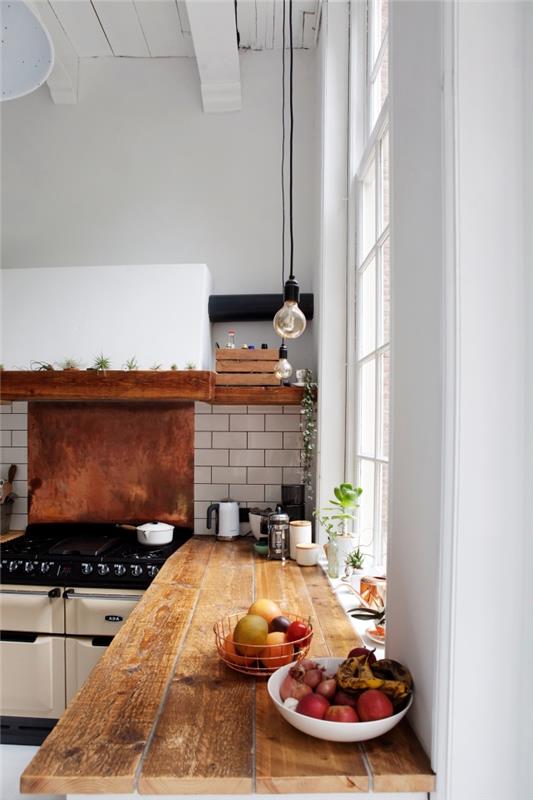 dekor v rustikalnem slogu v kuhinji z belimi stenami z izpostavljenim stropom in belimi opečnimi ploščicami