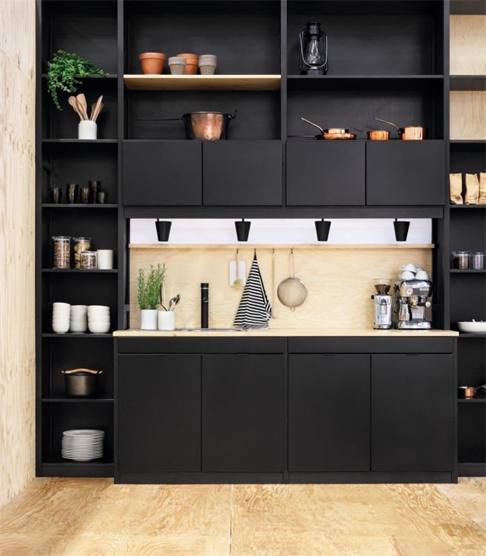 dikey ve yatay duvar depolama ile küçük mutfak düzeni fikri, mat siyah mobilyalı modern ahşap mutfak modeli