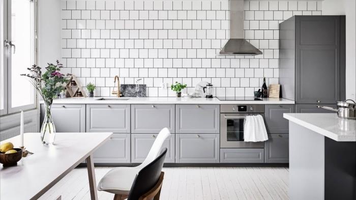 beyaz karo duvar kaplaması ve beyaz ahşap zemin ile geleneksel mutfak dekorasyonu, gri mutfak üst mobilya örnekleri
