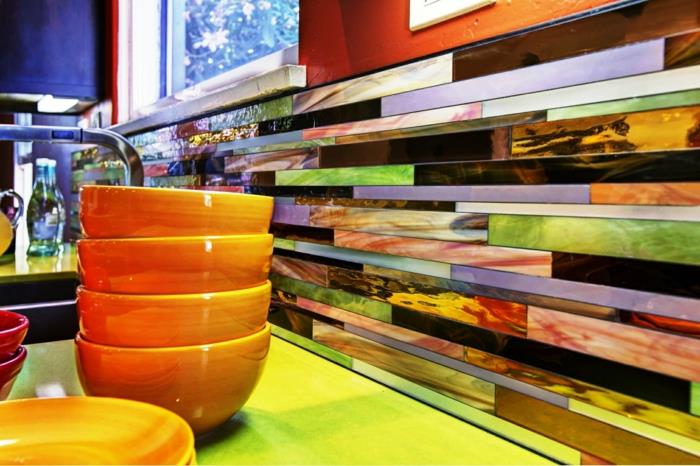 perdažykite virtuvės spintelę, atnaujinkite savo virtuvę, įvairiaspalvis perlamutrinis apdaila, oranžinės ir fuksijos spalvos dubenys, geltonas stalviršis